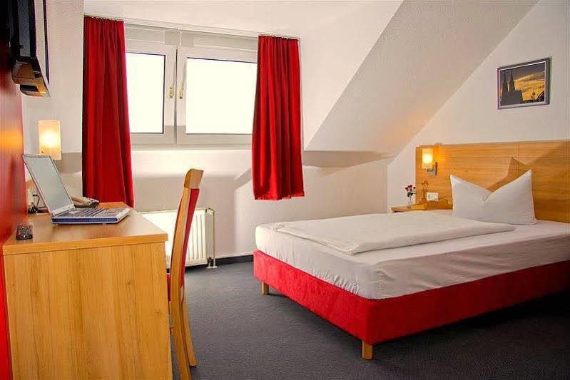 Airport Hotel Karsten كولونيا المظهر الخارجي الصورة